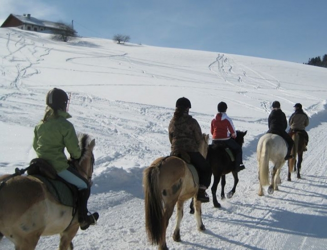  pbaños a caballo en invierno en La Clusaz 